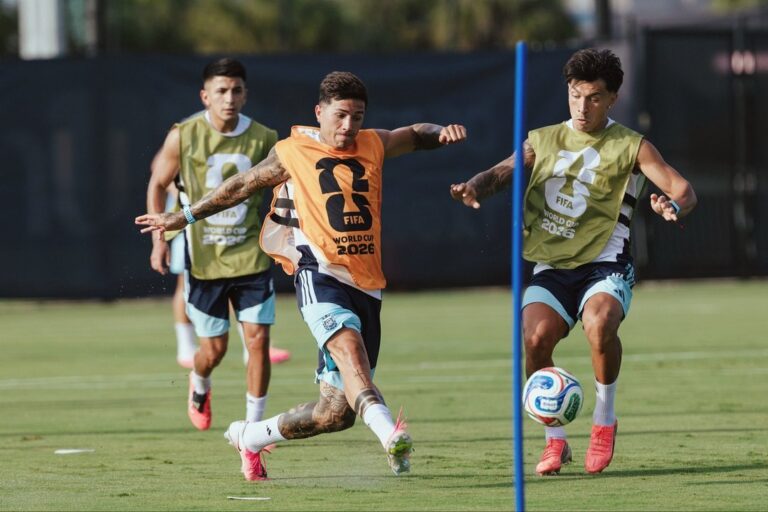 Jugadores de la Selección argentina en formación titular
