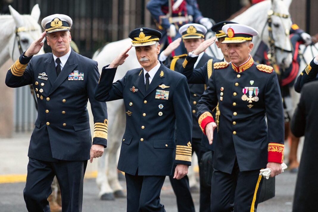 Militares argentinos en formación durante un acto oficial