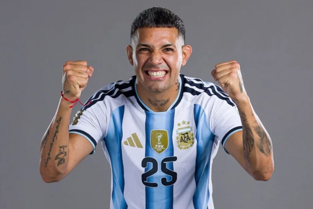 Facundo Medina durante un partido de la selección argentina en el Mundial 2026