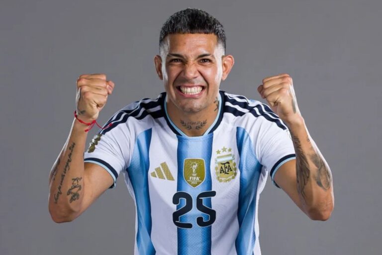 Facundo Medina durante un partido de la selección argentina en el Mundial 2026