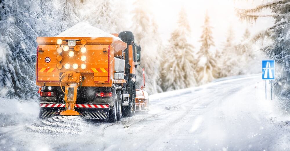Equipo de Vialidad Nacional realizando tareas de mantenimiento invernal en ruta nacional