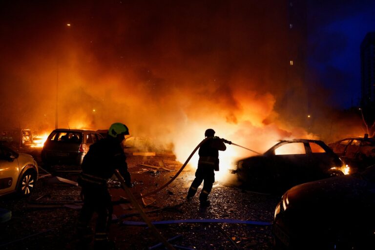 Edificios residenciales dañados tras ataque con misiles en Kiev