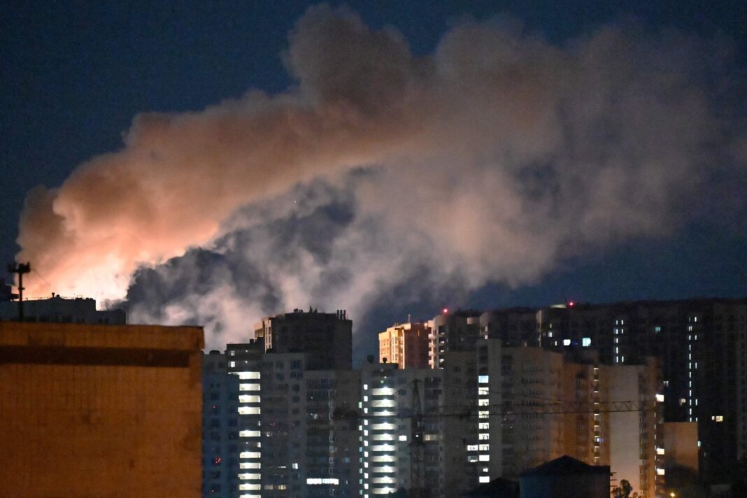 Humo y escombros en Kiev tras ataque con misiles y drones rusos