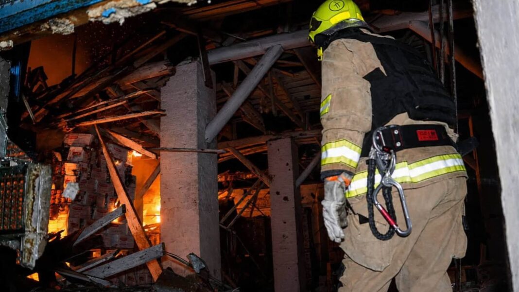 Edificio residencial dañado tras ataque con misiles en Odesa