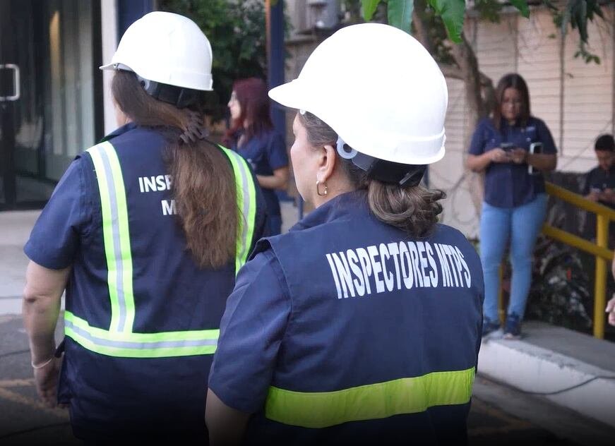 Inspectores del Ministerio de Trabajo de El Salvador durante operativo en Fiestas Agostinas