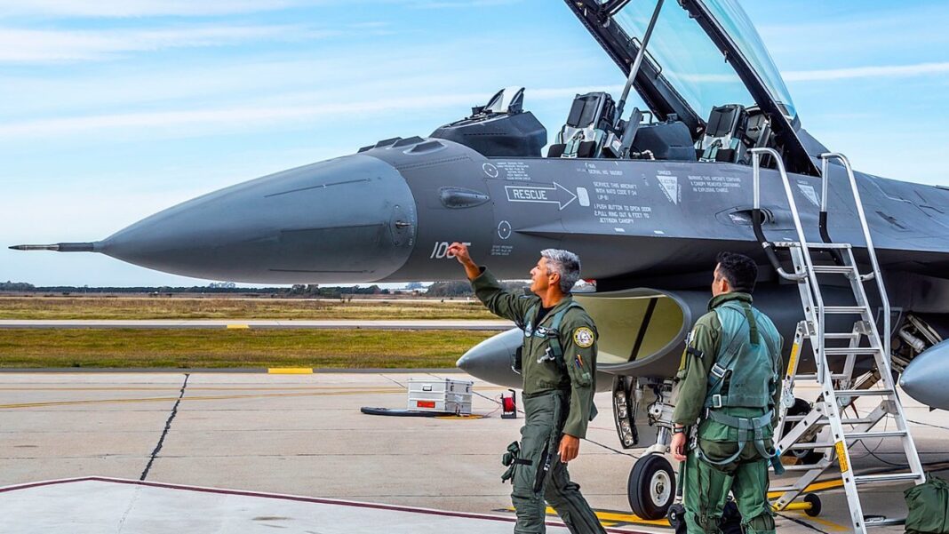 Piloto argentino de F-16 en la cabina de un avión de combate