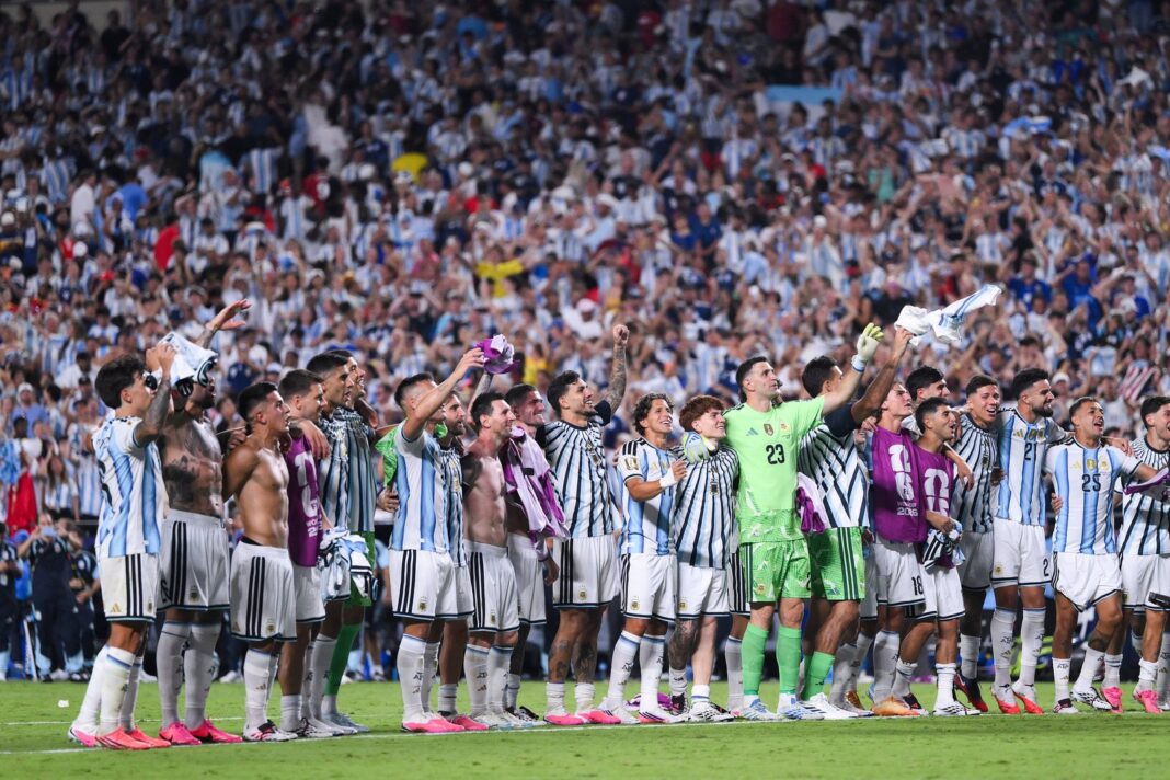 Jugadores de la Selección Argentina celebrando en equipo