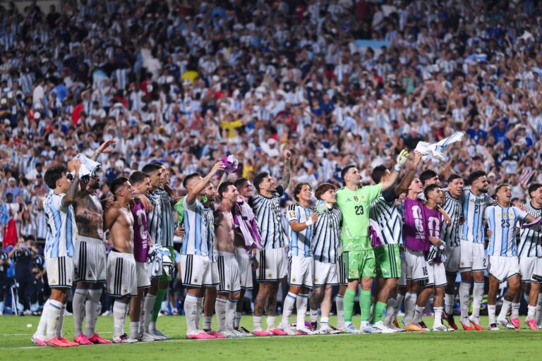 Jugadores de la Selección Argentina celebrando en equipo