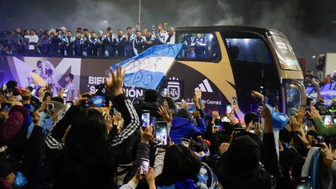 Multitud de hinchas recibe a la Selección argentina en Ezeiza