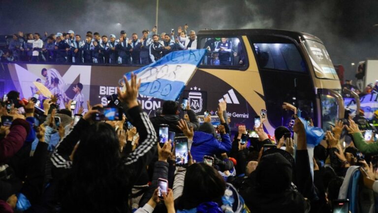Multitud de hinchas recibe a la Selección argentina en Ezeiza