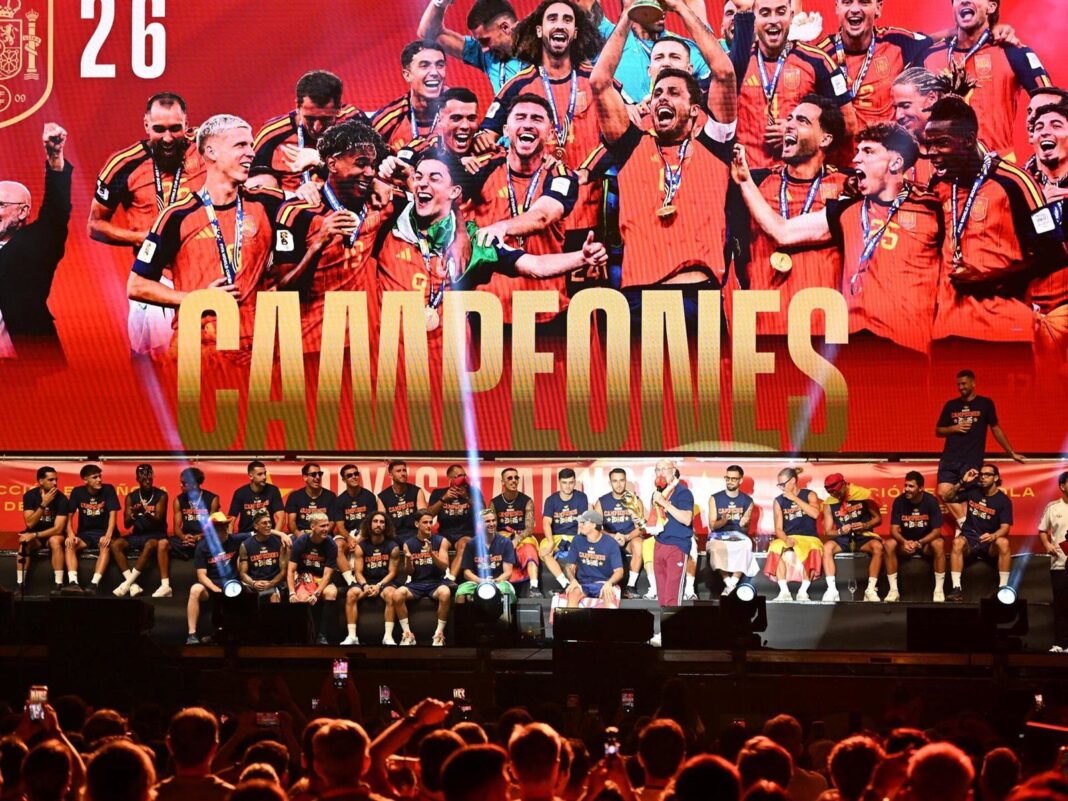 Jugadores de la Selección Española en autobús descapotable durante la celebración del Mundial en Madrid