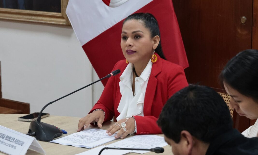 Silvana Robles durante declaraciones a la prensa en el Senado