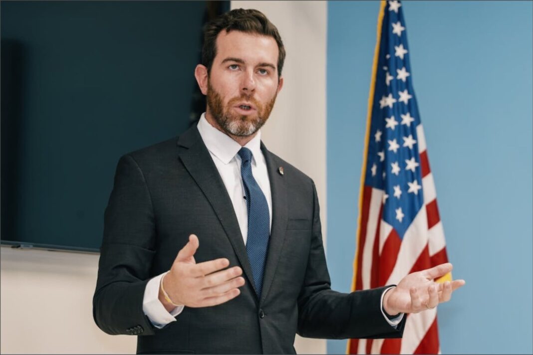 Oliver Larkin, candidato socialista demócrata al Congreso por el Distrito 25 de Florida