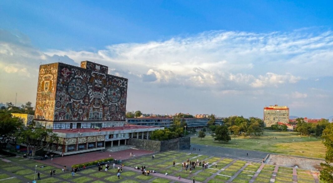 Edificio de la UNAM con estudiantes