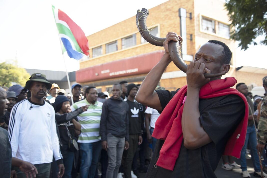 Inmigrantes en centro de repatriación en Sudáfrica