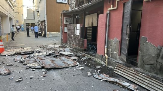 Edificio de centro comercial colapsado en Kashima, Kumamoto, tras terremoto