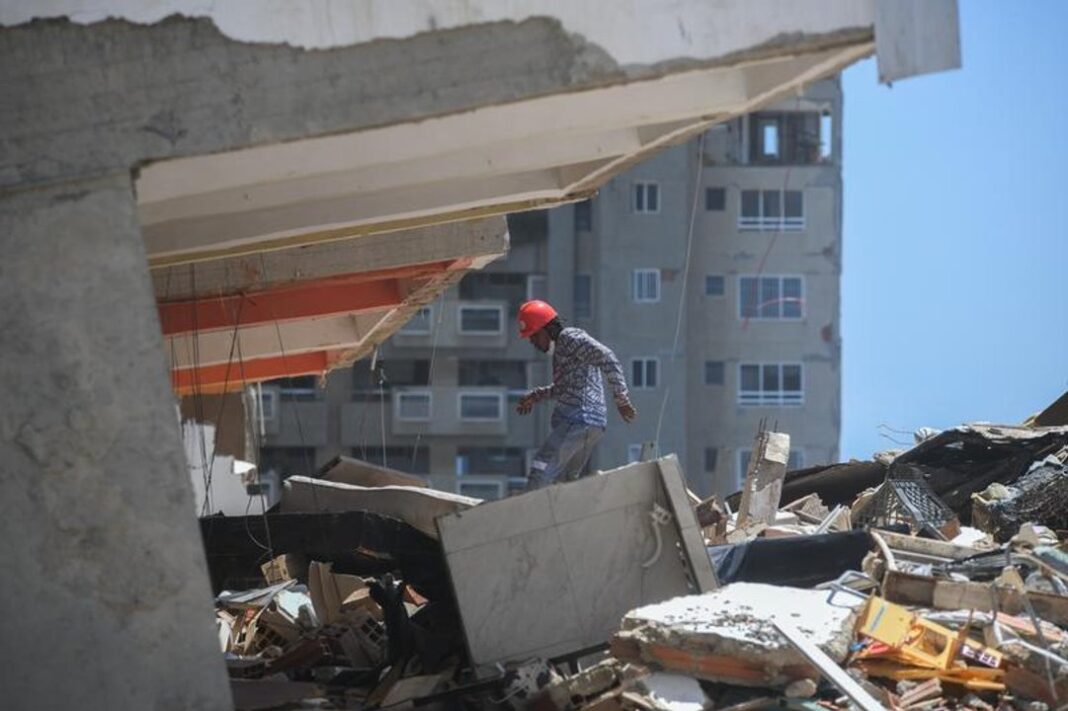 Equipo de rescate trabajando entre escombros en Venezuela tras terremotos