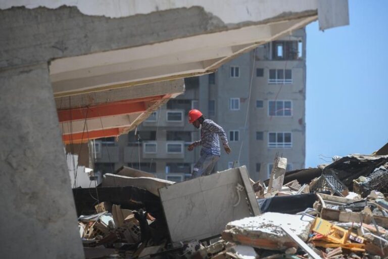 Equipo de rescate trabajando entre escombros en Venezuela tras terremotos