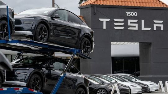 Vehículos Tesla estacionados en un concesionario