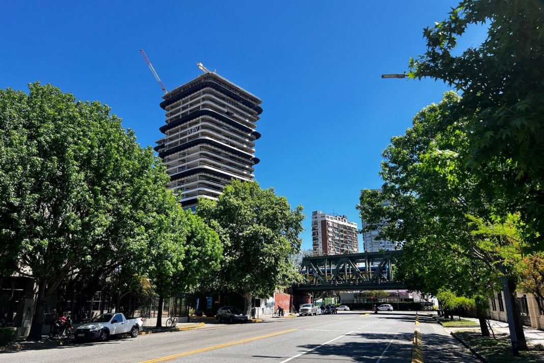 Obra en construcción en zona urbana