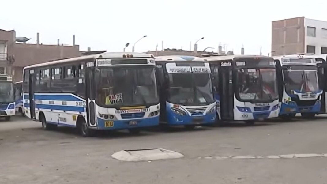 Unidad de transporte público de Translima en un paradero