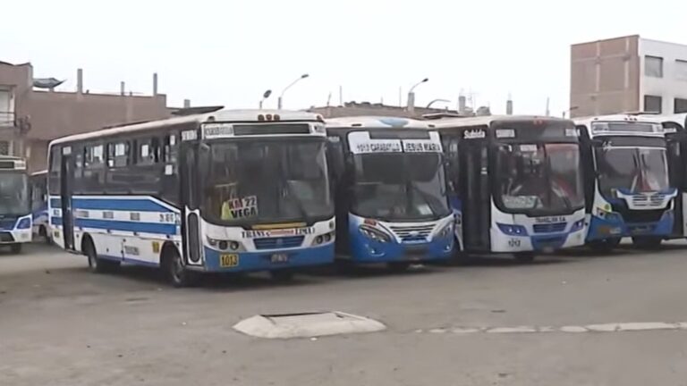 Unidad de transporte público de Translima en un paradero