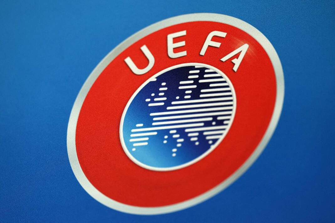 Logos de la UEFA y la FIFA enfrentados en señal de conflicto