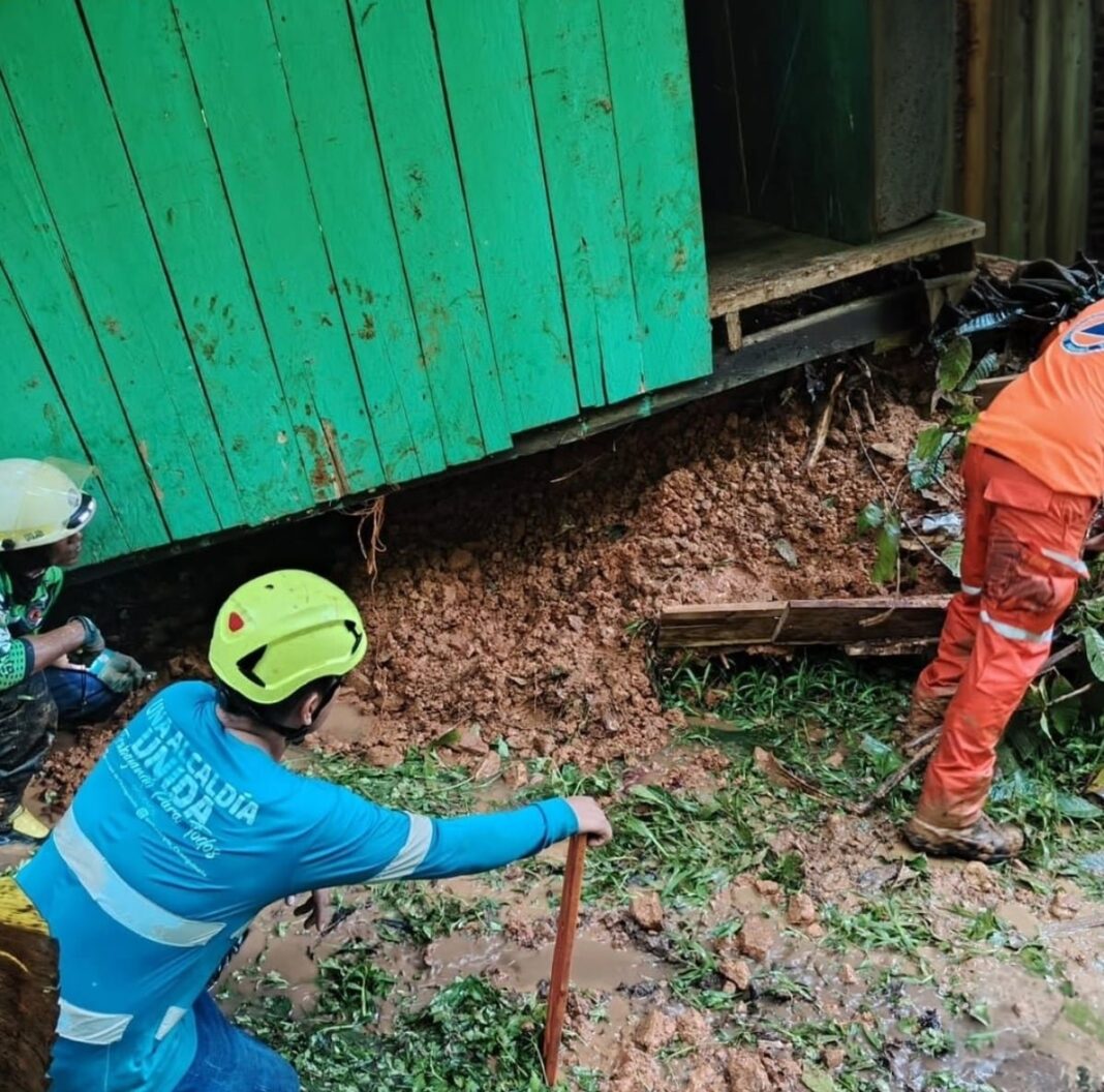 Equipos de rescate en la barriada El Bambú, Finca 4, tras un deslizamiento de tierra