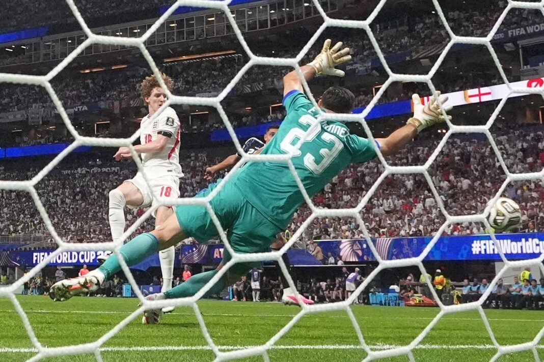 Jugadores de Argentina e Inglaterra durante la semifinal del Mundial 2026
