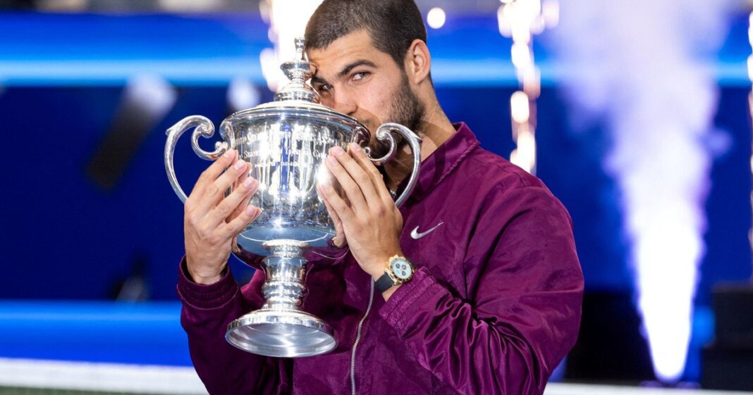 Trofeo del Abierto de Estados Unidos en la cancha central de Flushing Meadows