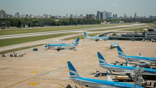 Vista del Aeroparque Jorge Newbery con aviones en la pista