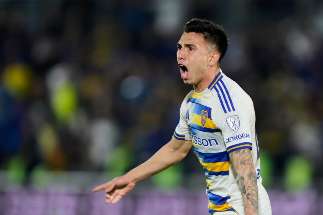 Alan Velasco celebrando un gol con la camiseta de Boca Juniors