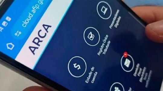 Persona usando una computadora para emitir una factura electrónica