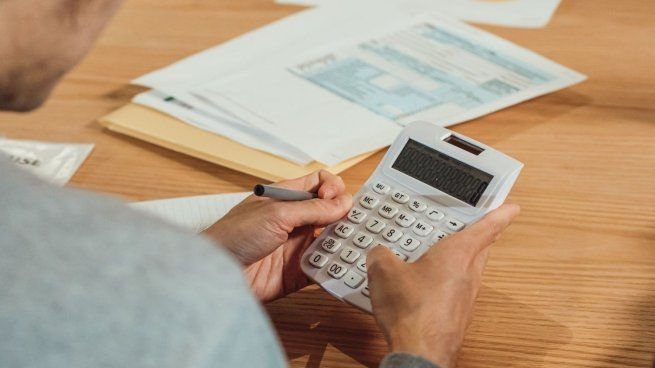 Oficina de ARCA con documentos fiscales