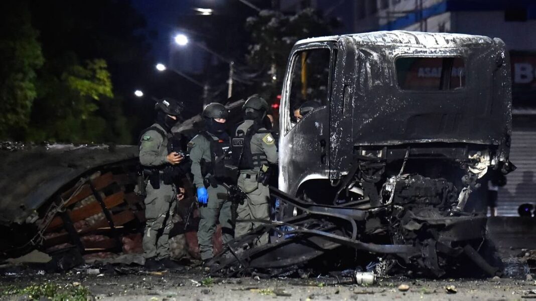 Vehículo dañado tras atentado con explosivos en Cúcuta