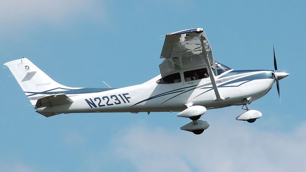 Avión Diamond DA42 en tierra
