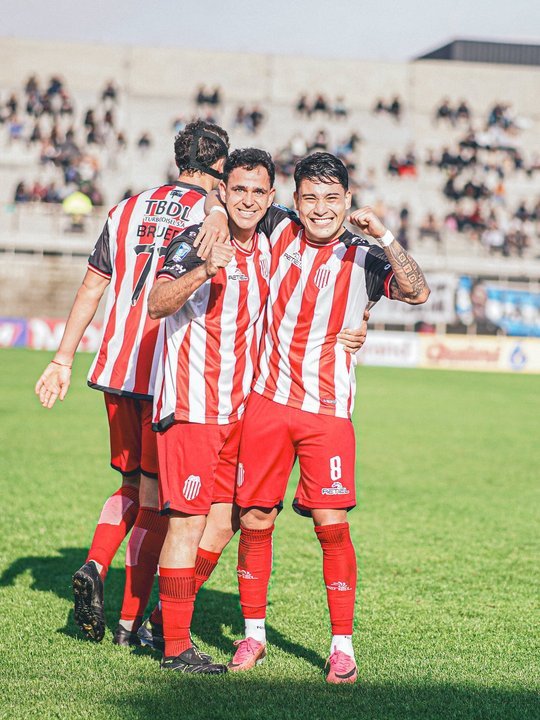 Jugadores de Barracas Central celebran un gol durante el partido contra Deportivo Riestra