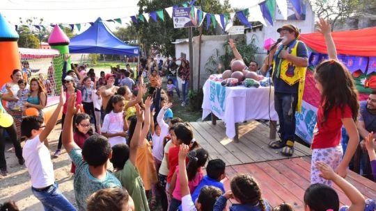 Niños y niñas en un festejo comunitario por el Día del Niño en un barrio popular de Córdoba