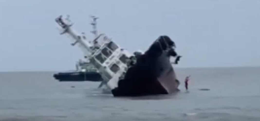 Buque remolcador hundido en la costa de Botolan, Filipinas