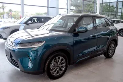 Logo de BYD Argentina y vehículos eléctricos en concesionario