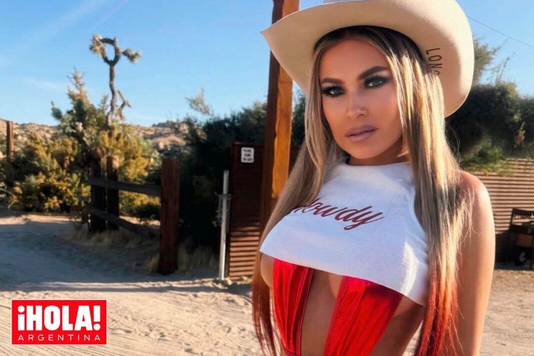 Carmen Electra con atuendo vaquero en el desierto de California