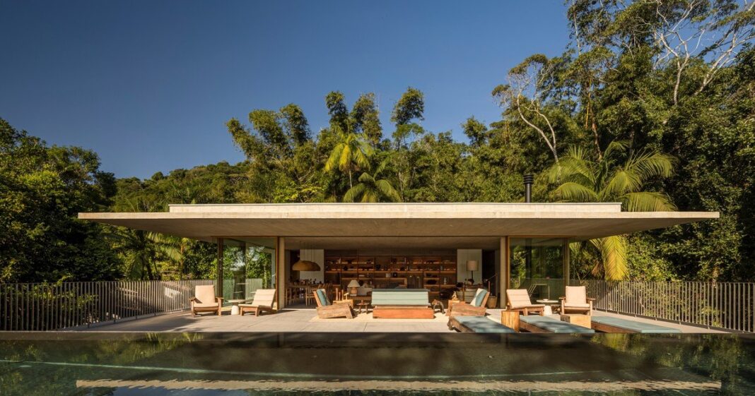 Casa Canopy, prisma blanco elevado sobre pilotes en la selva atlántica