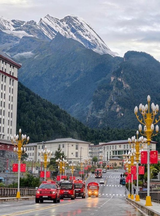 Rescatistas en el puerto de Gyirong tras el alud