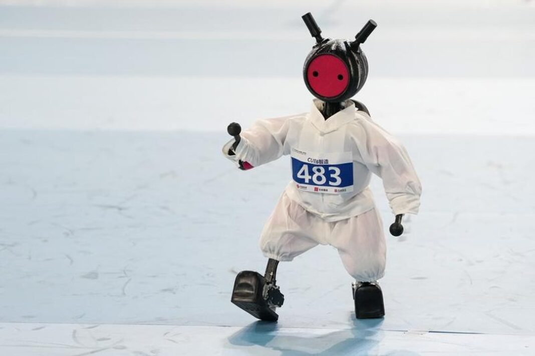 Robots humanoides durante la ceremonia de inauguración de los Juegos Mundiales de Robots Humanoides en Beijing