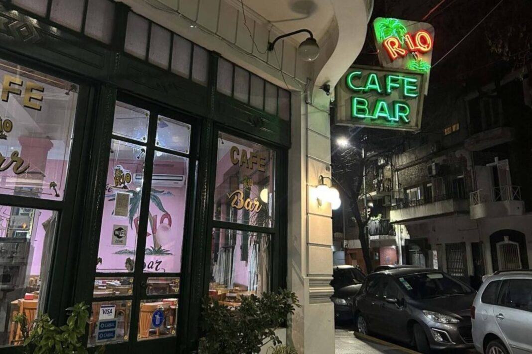 Fachada del Río Café Bar en Sarmiento 4699, Almagro