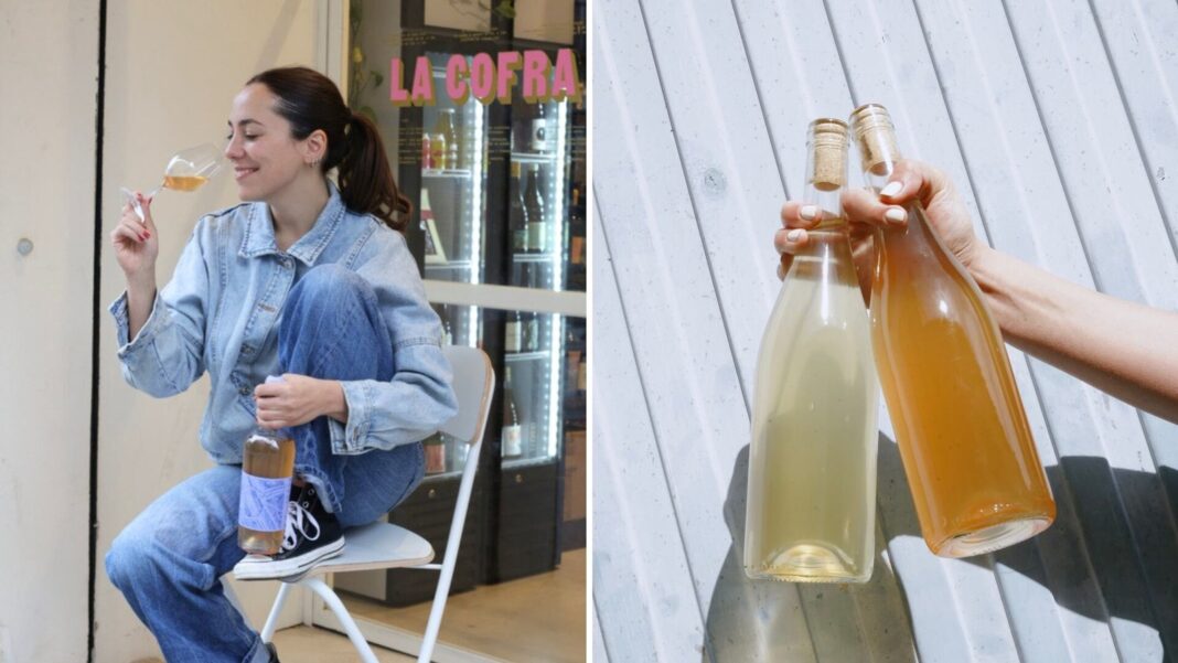 Copa de vino tinto en una cubitera con hielo y sal durante el verano