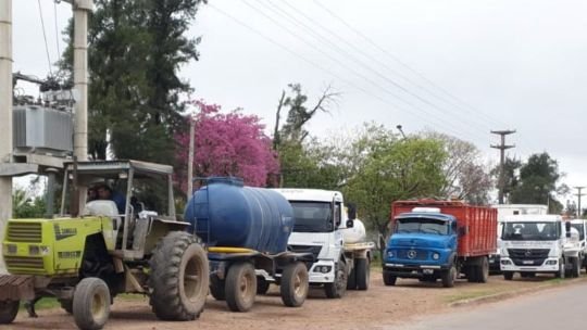 Personas con bidones en una planta potabilizadora en Chaco