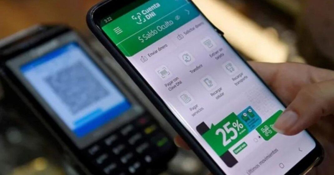 Persona usando la aplicación Cuenta DNI en un teléfono móvil