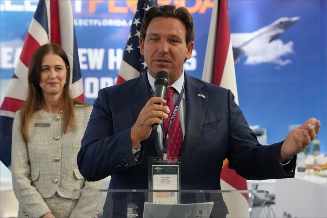Ron DeSantis en una conferencia de prensa