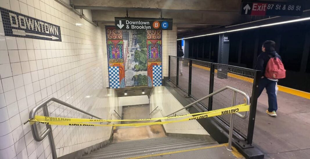Vías del metro de Nueva York con escombros